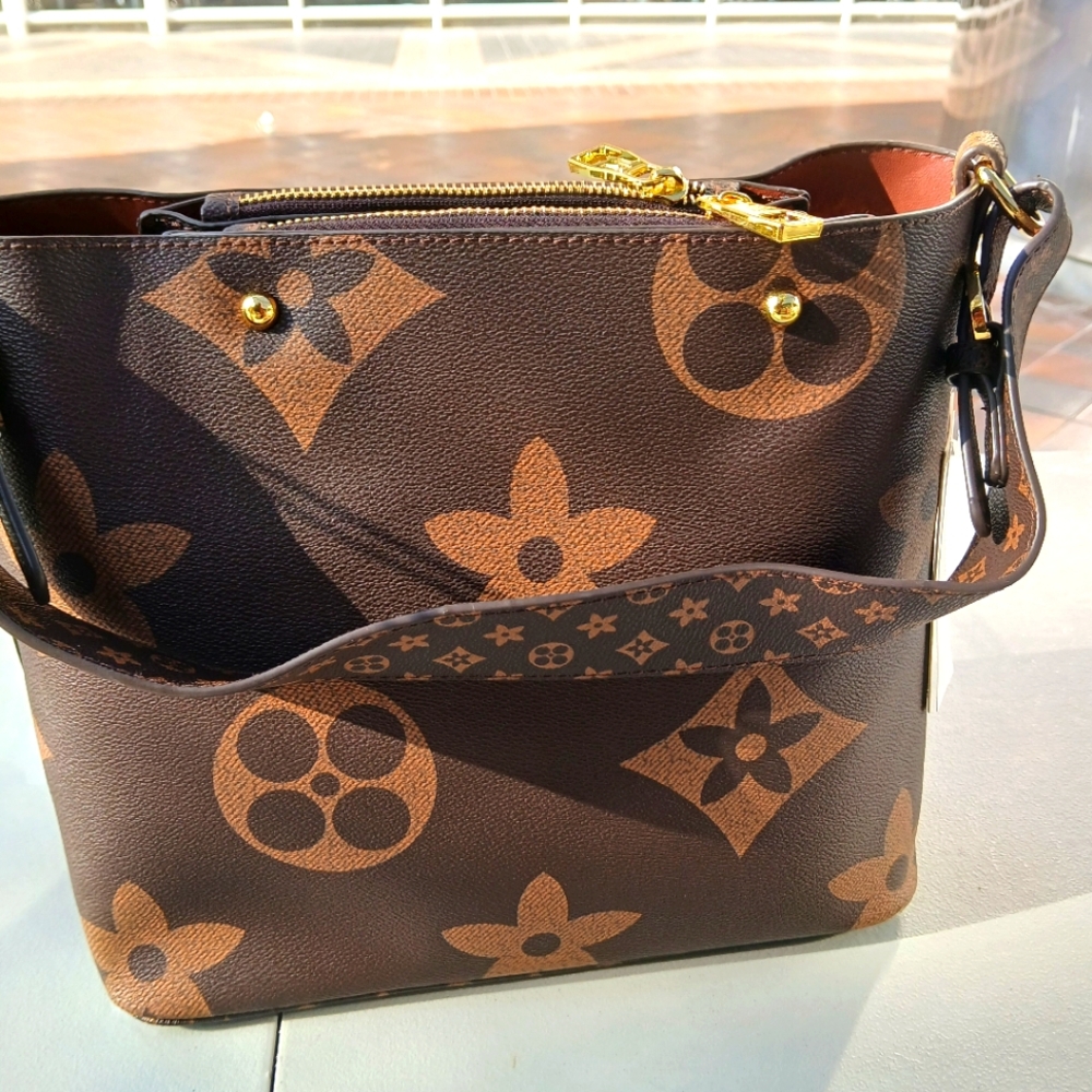 Purse w/ wallet & make up bag